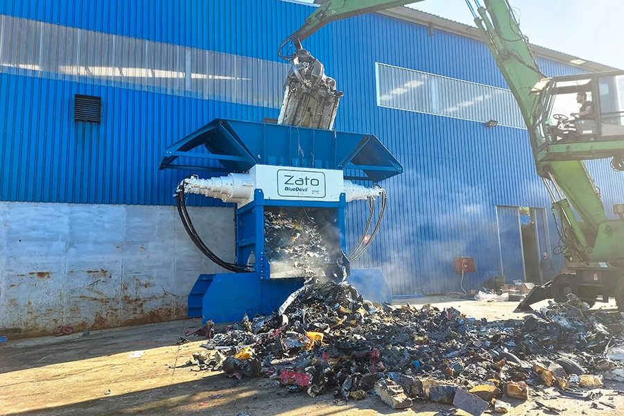 trituratore Blu Devil in scrap yard